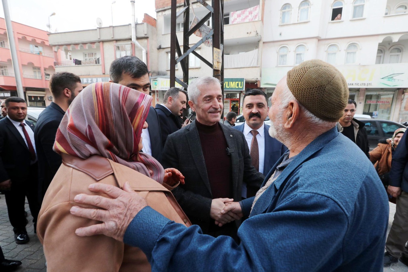 Tahmazoğlu esnaf ve vatandaşlarla bir araya geldi;