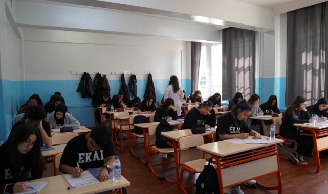 12’nci Sınıflara Yabancı Dil Deneme Sınavı Yapıldı