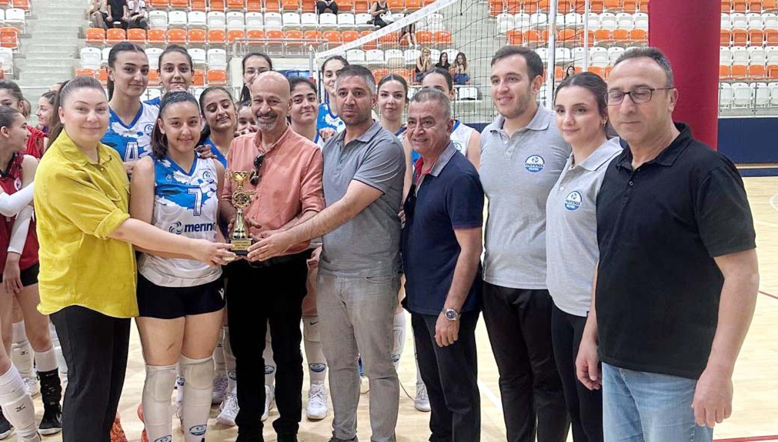 Betül Çoban voleybol turnuvasında şampiyon Merinos spor oldu.;
