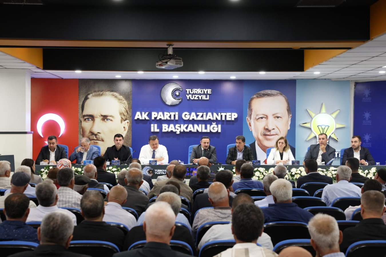 AK Parti mahalle temsilcileri ile bir araya geldi;