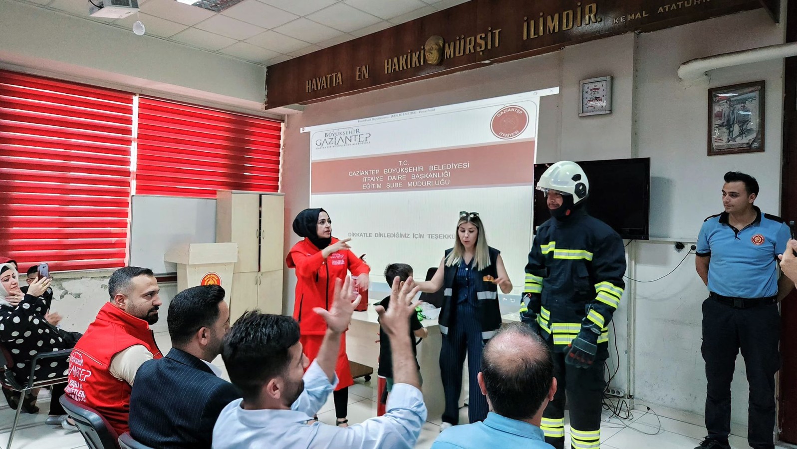 İşitme engellilere yangın söndürme eğitimi;