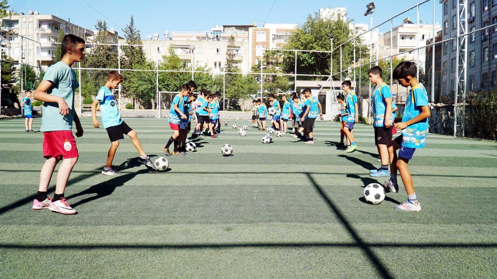 Yaz futbol kursu çocukların gözdesi oldu;