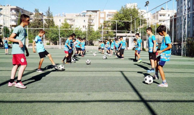 Yaz futbol kursu çocukların gözdesi oldu