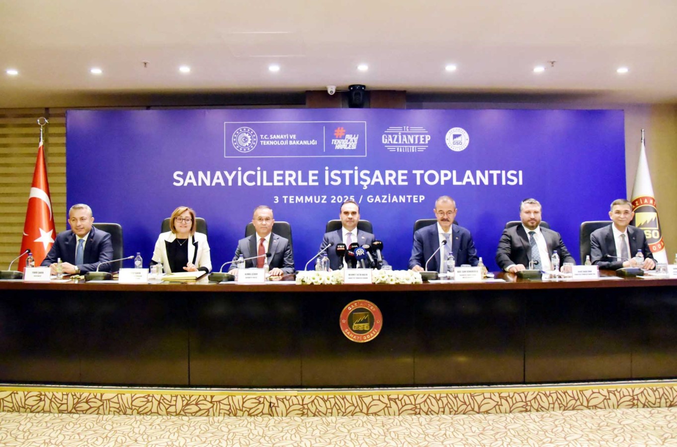 Bakan Kacır, sanayicilerle istişareye katıldı;