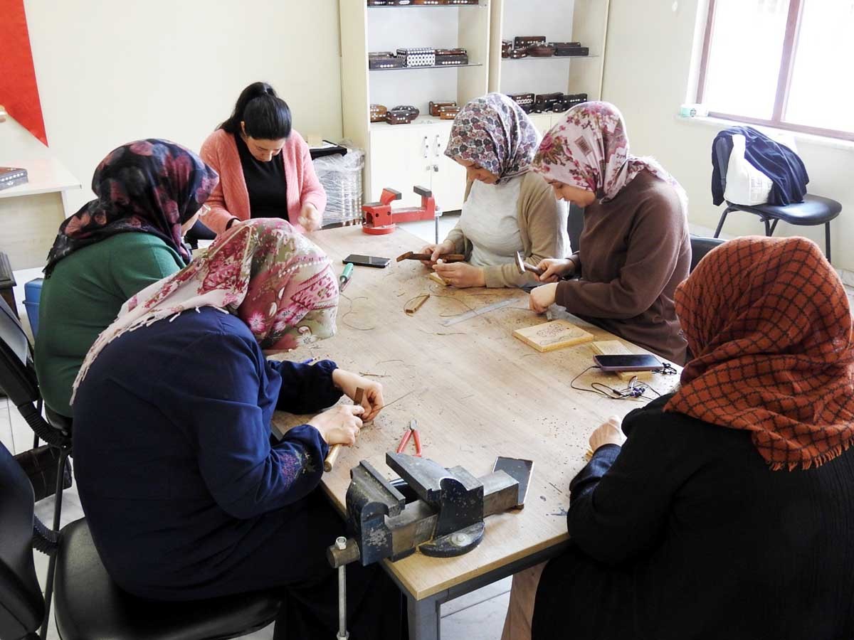 Kadınlar, sedef kakma işlemeciliğini öğreniyor;