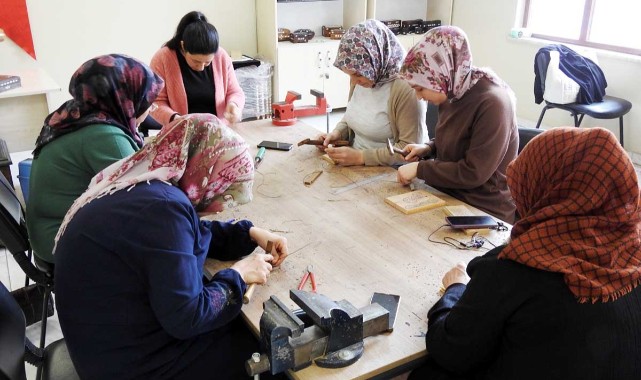 Kadınlar, sedef kakma işlemeciliğini öğreniyor