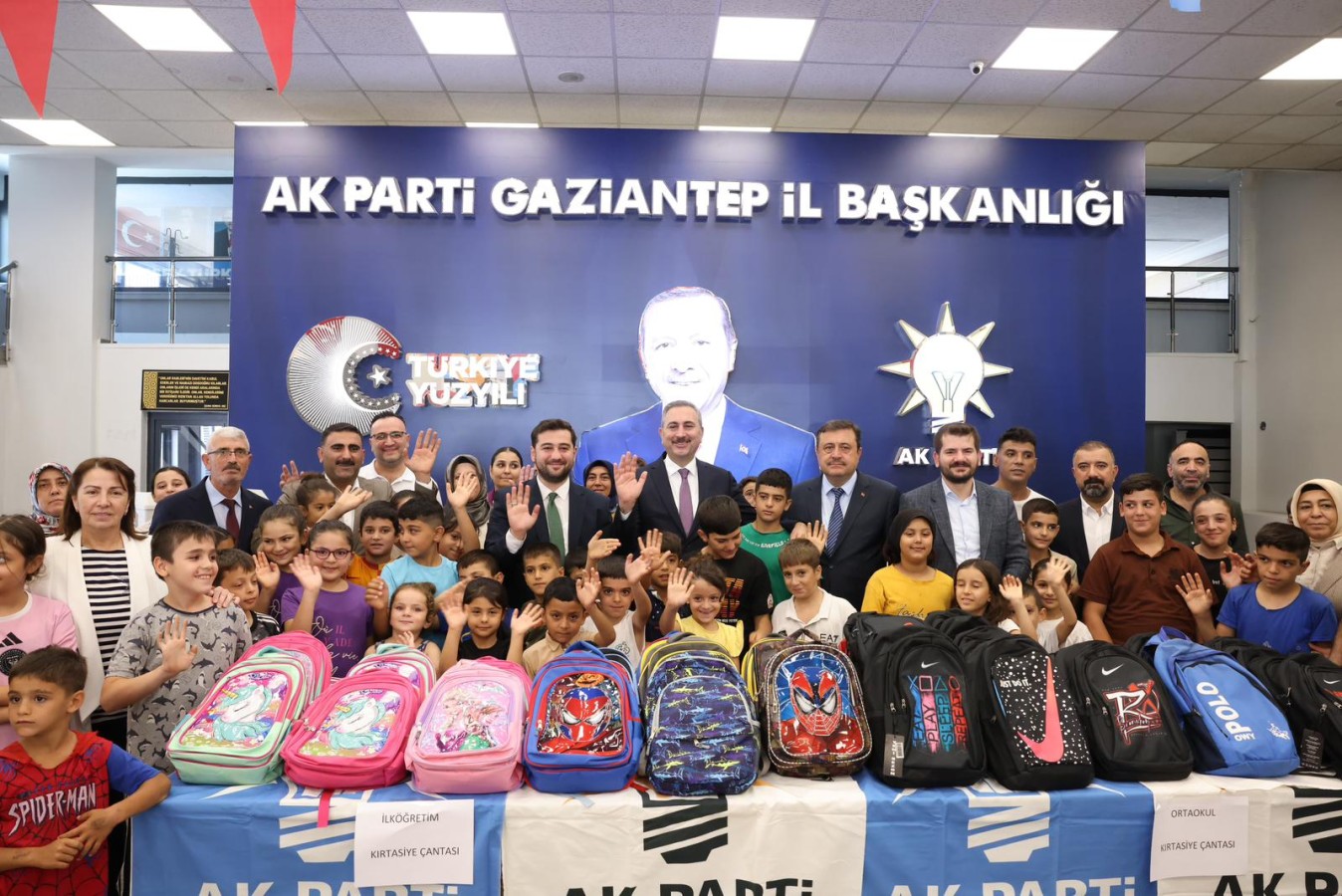 AK Parti’den öğrencilere kırtasiye desteği;