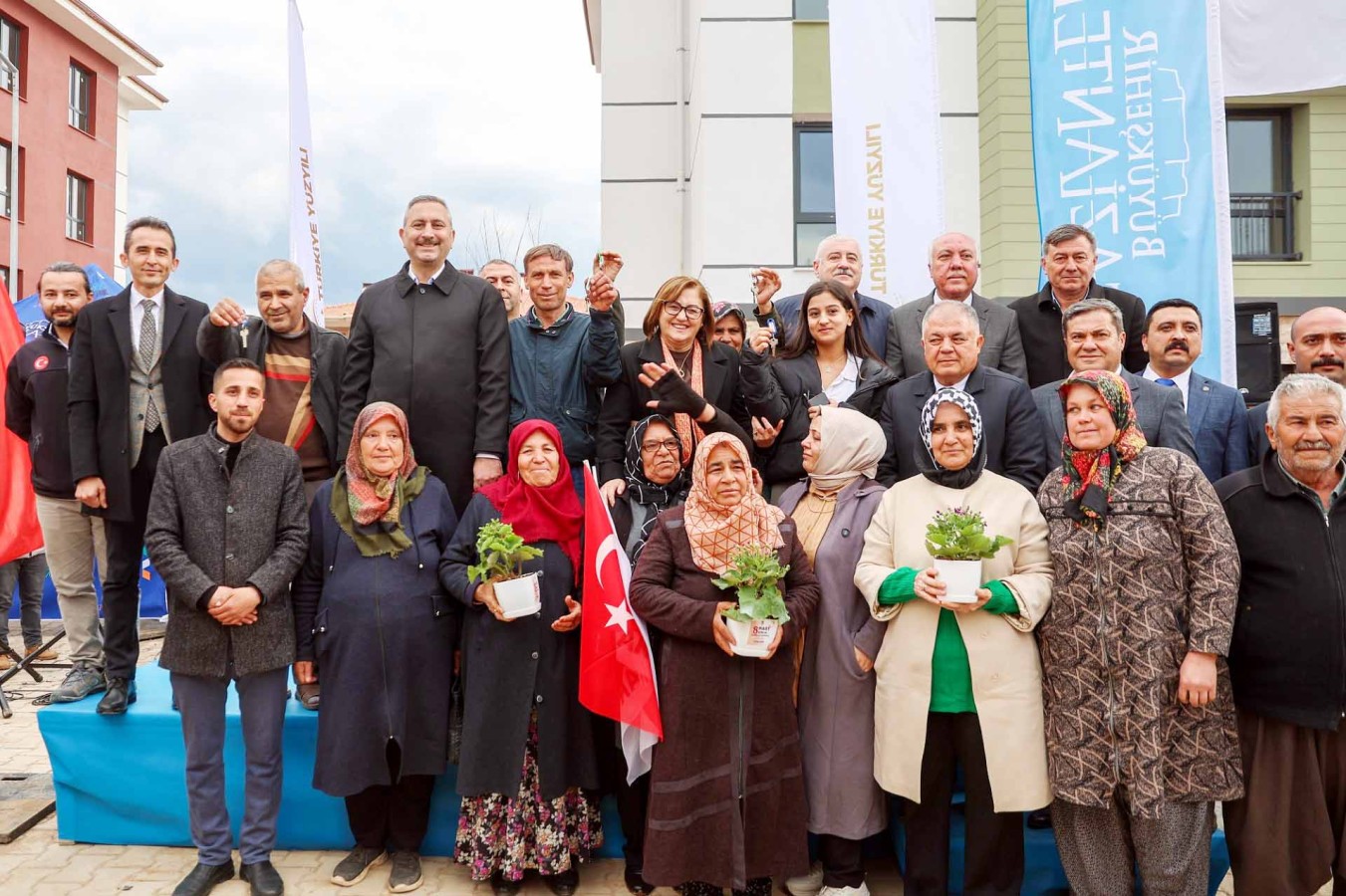 Deprem konutları teslim ediliyor;