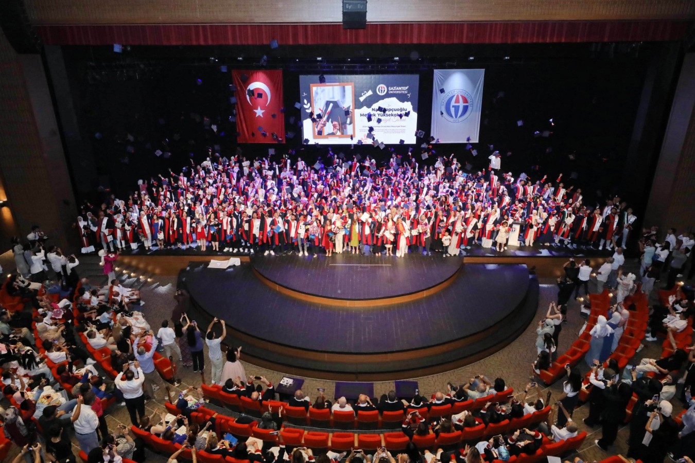 Naci Topçuoğlu MYO mezunlarını uğurladı;
