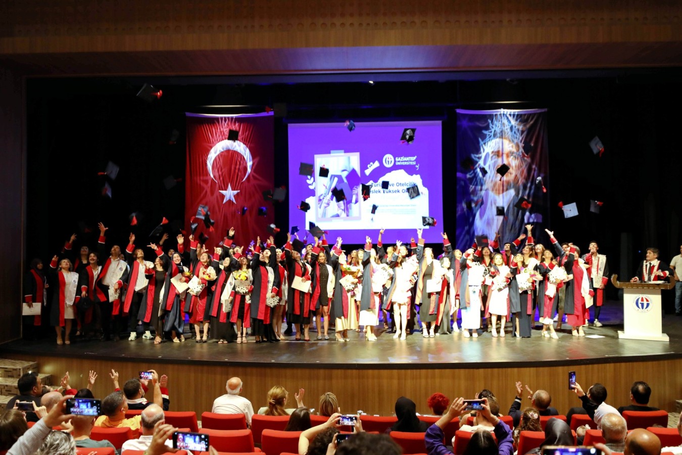 Turizm ve Otelcilik MYO’da mezuniyet coşkusu;