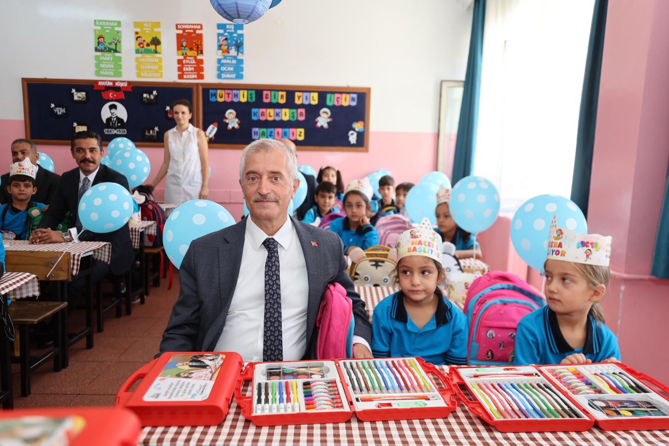Öğrencilere 881 bin boyama seti;