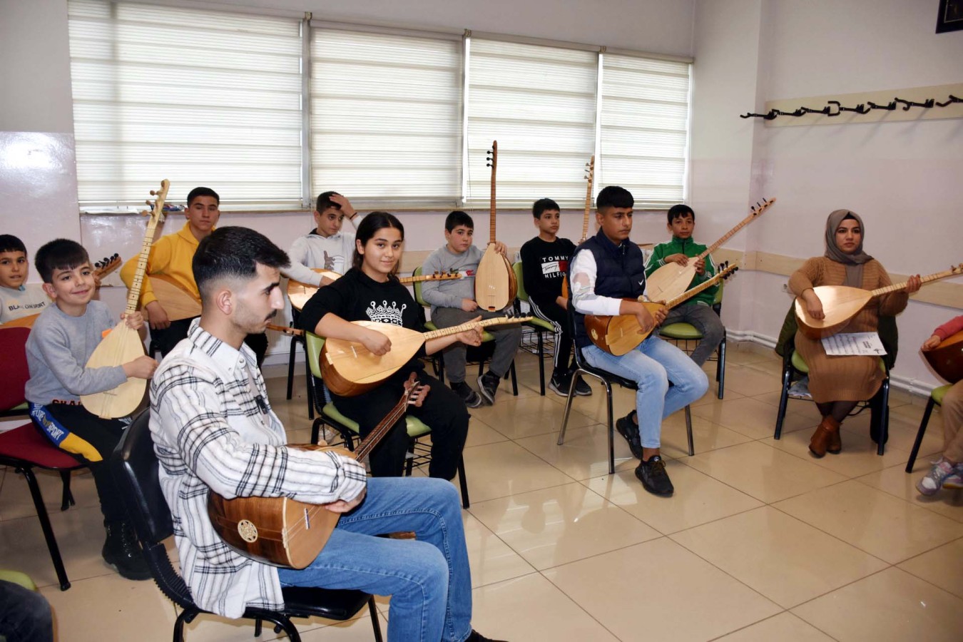 Tesiste bağlama çalmayı öğreniyorlar;