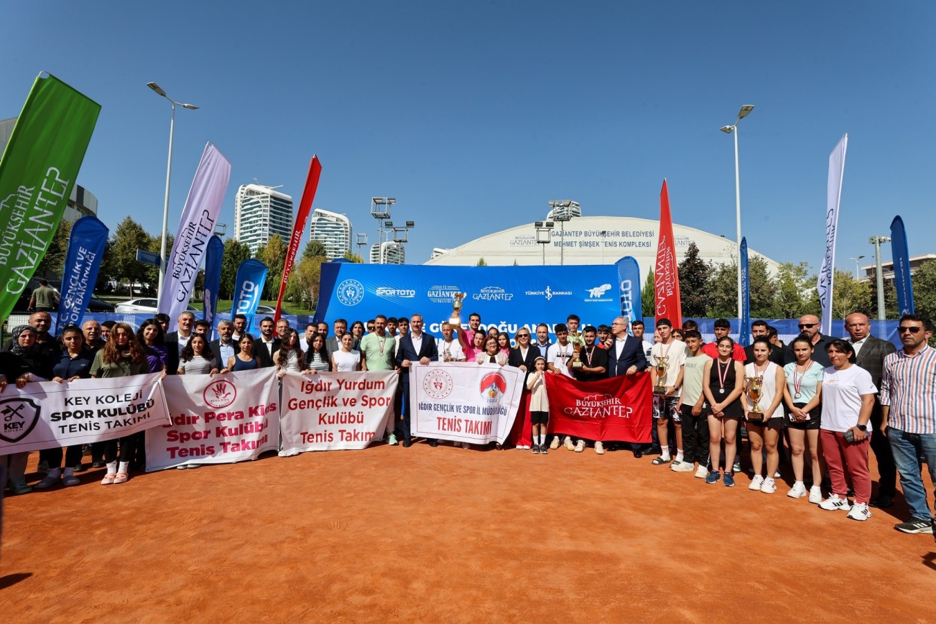 Tenis şampiyonasında ödül töreni heyecanı;