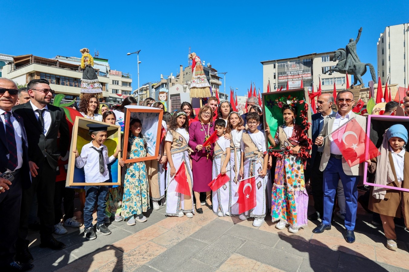 Festival coşkusu kortej ile sokaklara taşındı;