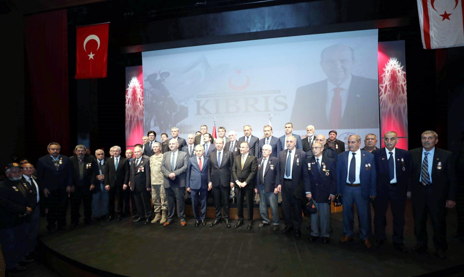 Cumhurbaşkanı Ersin Tatar, öğrencilerle buluştu;