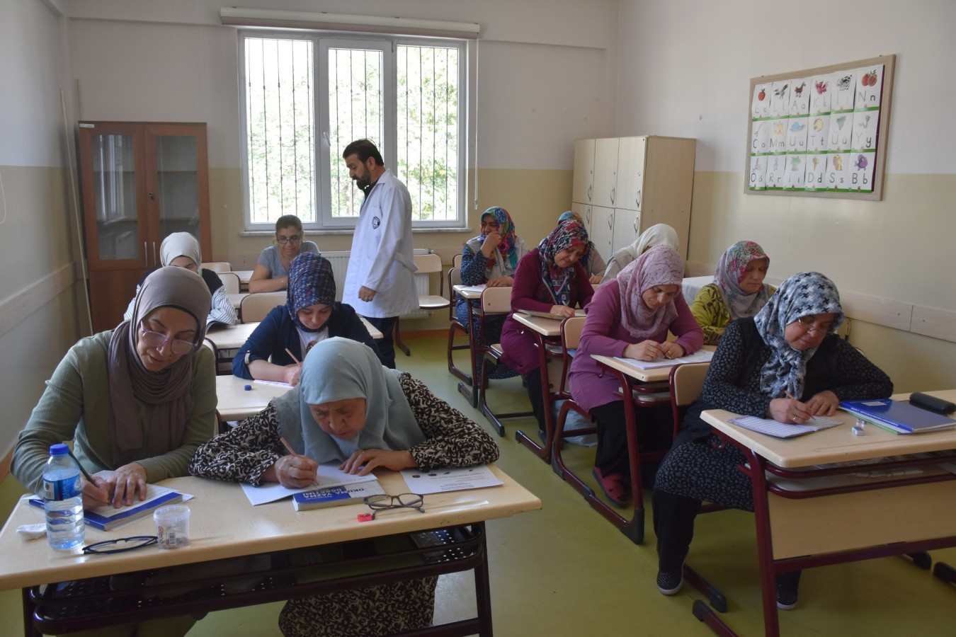 Şahinbey tesislerinde okuma yazma öğreniyorlar;