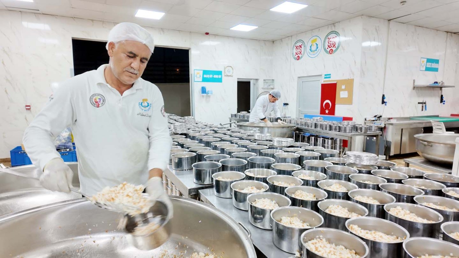 İhtiyaç sahiplerine sıcak yemek hizmeti;