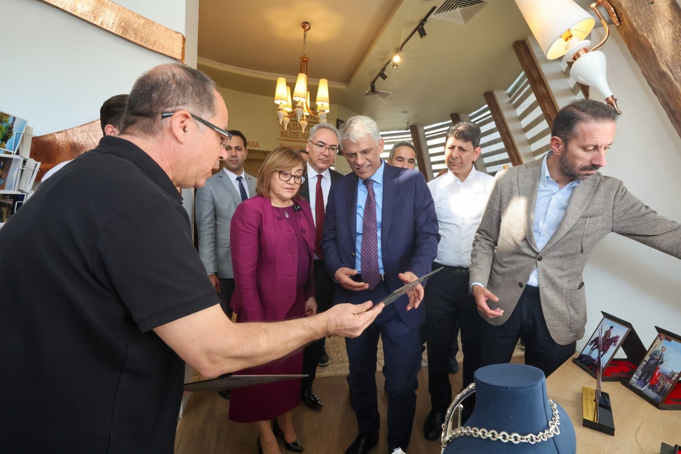 Fatma Şahin ve bakan yardımcısından GastroAntep sergi turu;