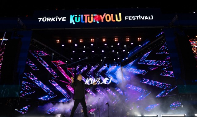 Kubat konserde sevenlerini coşturdu