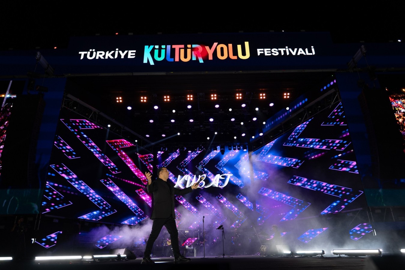 Kubat konserde sevenlerini coşturdu;
