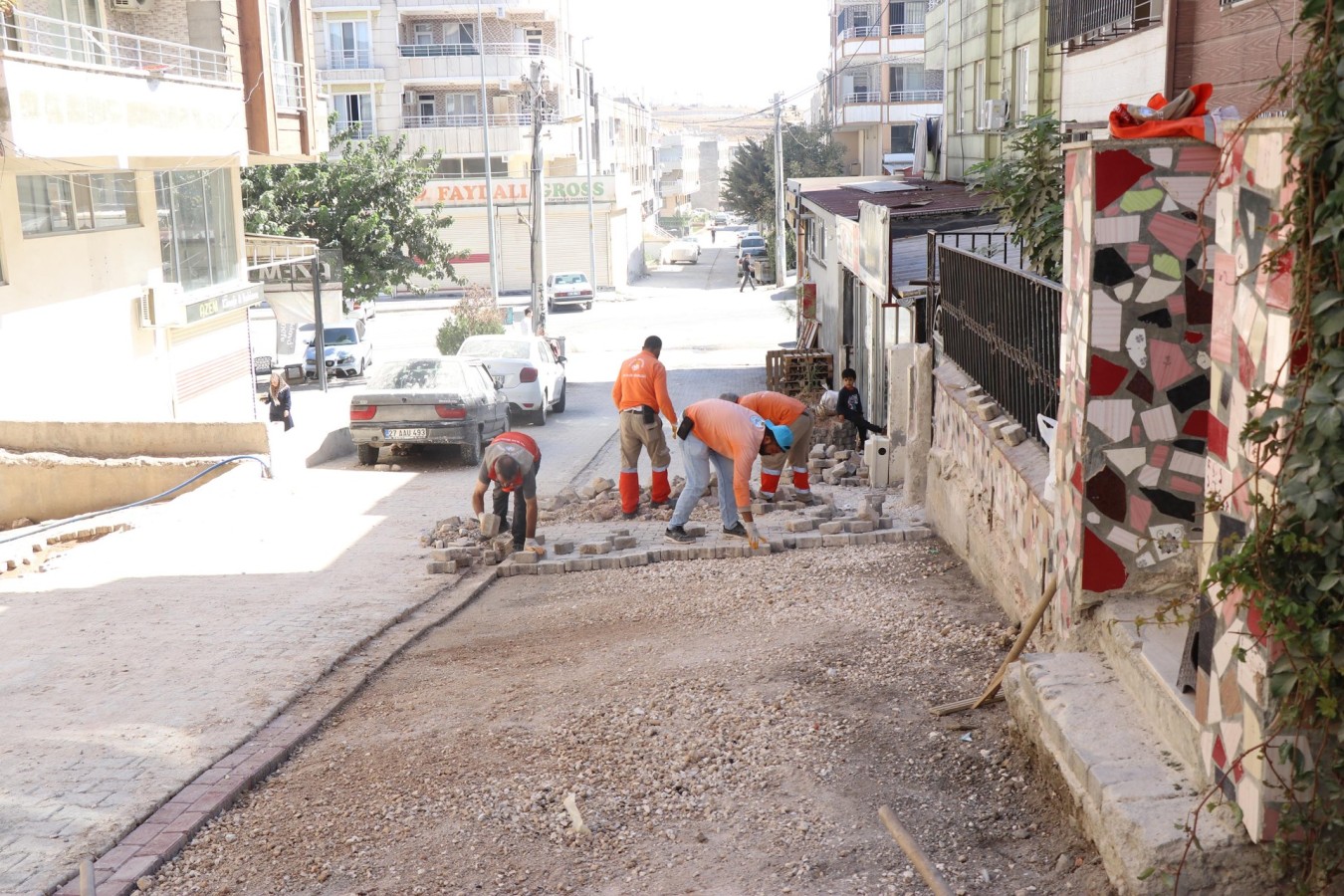 Yol yapım ve onarım çalışmaları sürüyor;