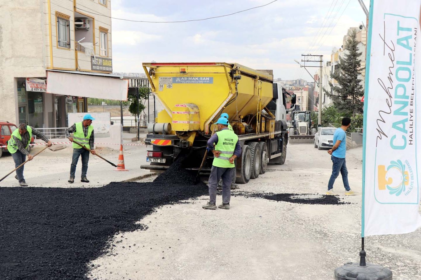 Yollar sıcak asfaltla yenileniyor;