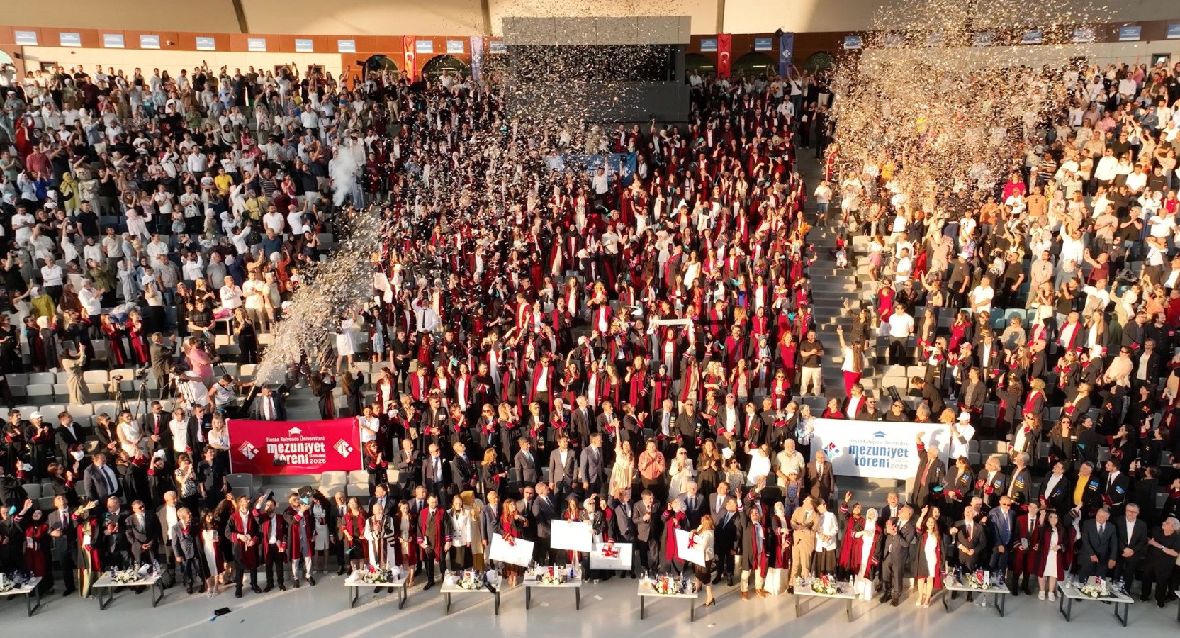 1657 öğrenci mezuniyet heyecanı yaşadı;