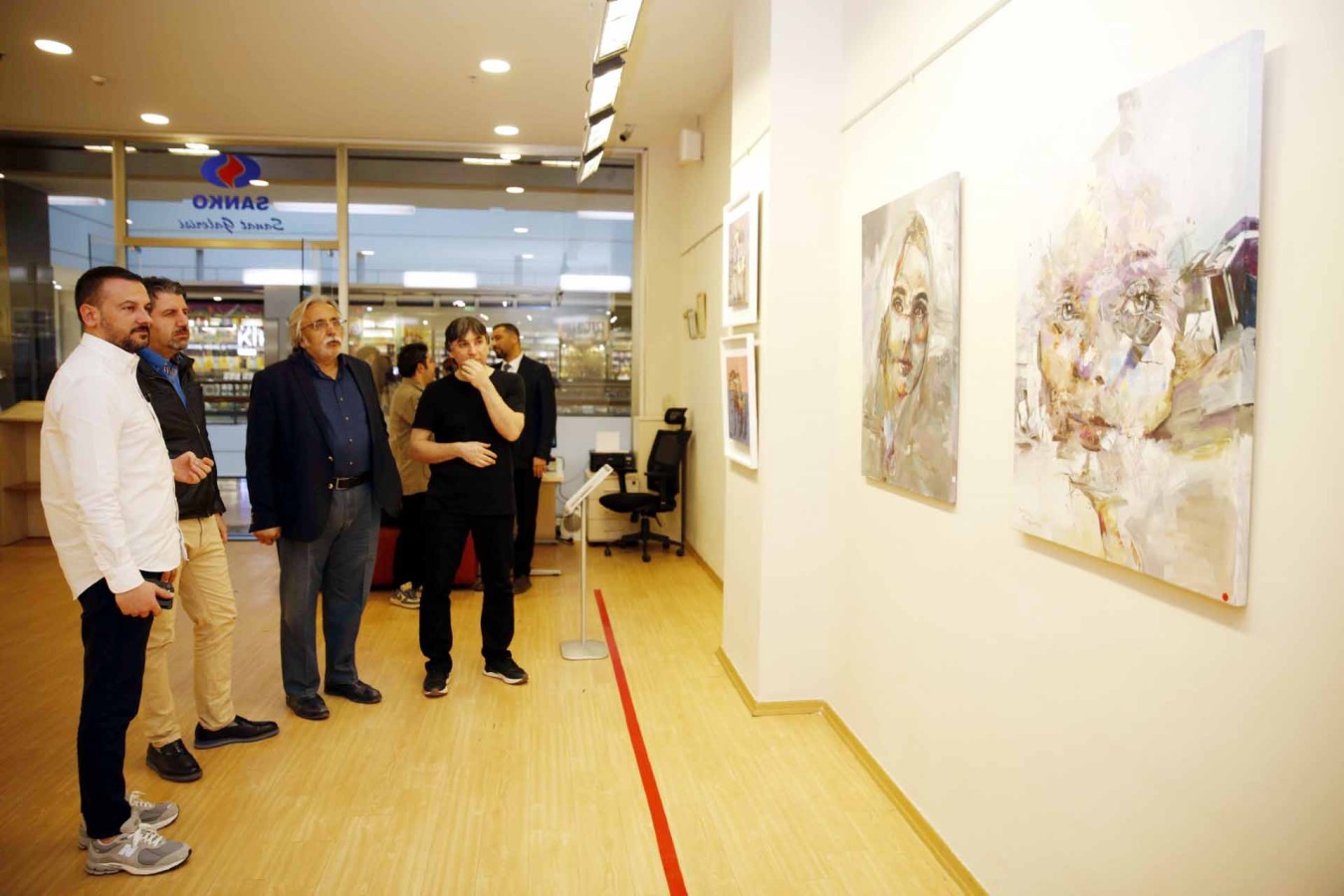 Ressam Ünsal'ın sergisi açıldı;