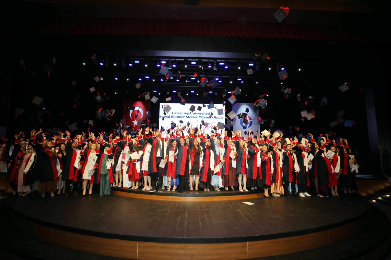 Sosyal Bilimler MYO’da mezuniyet coşkusu