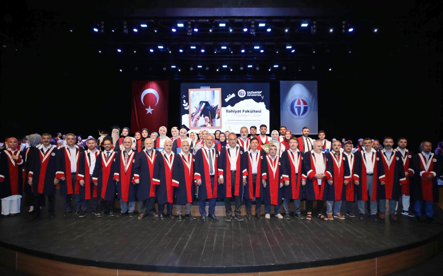 İlahiyat Fakültesinde mezuniyet sevinci;