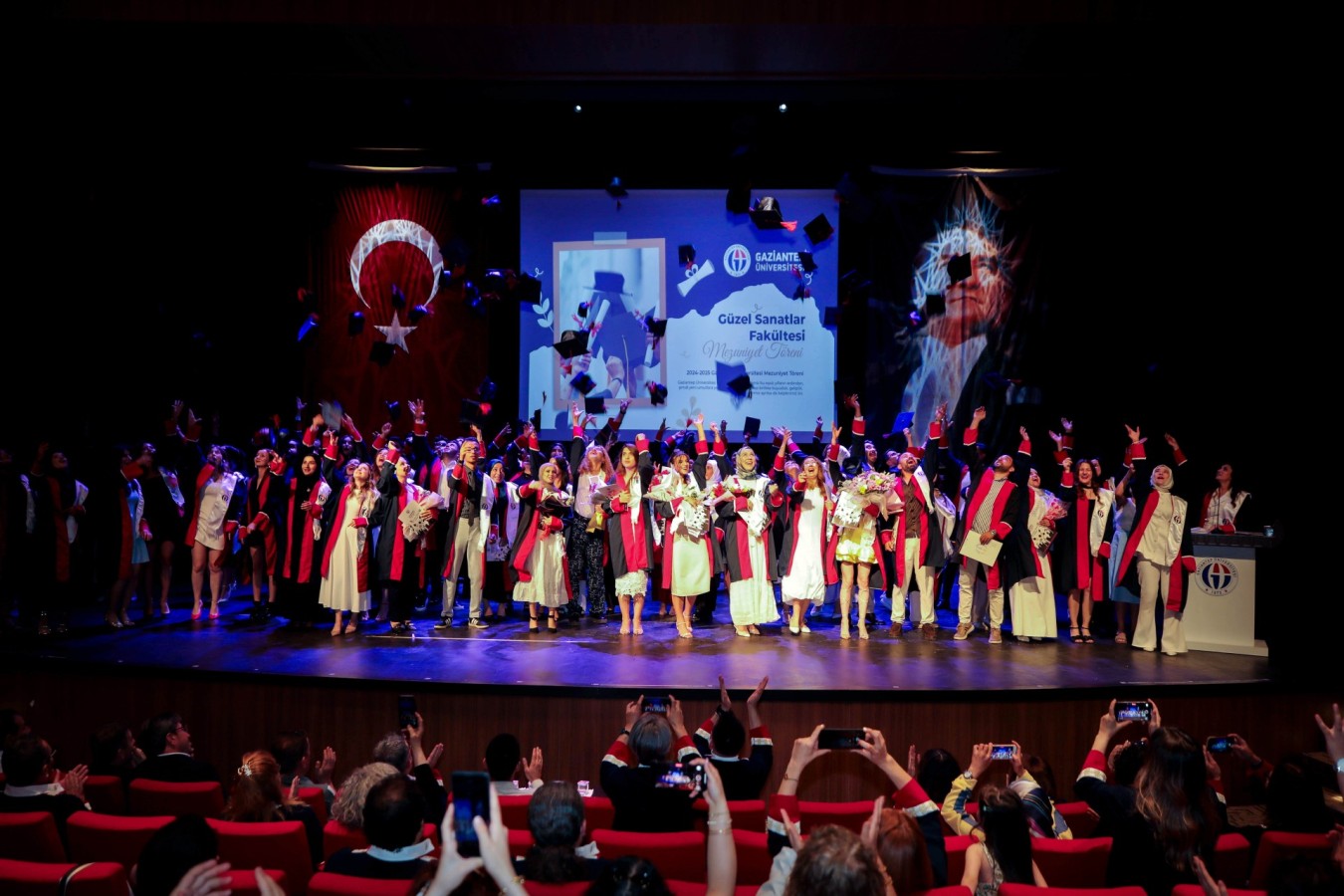Güzel Sanatlar Fakültesinde mezuniyet heyecanı;