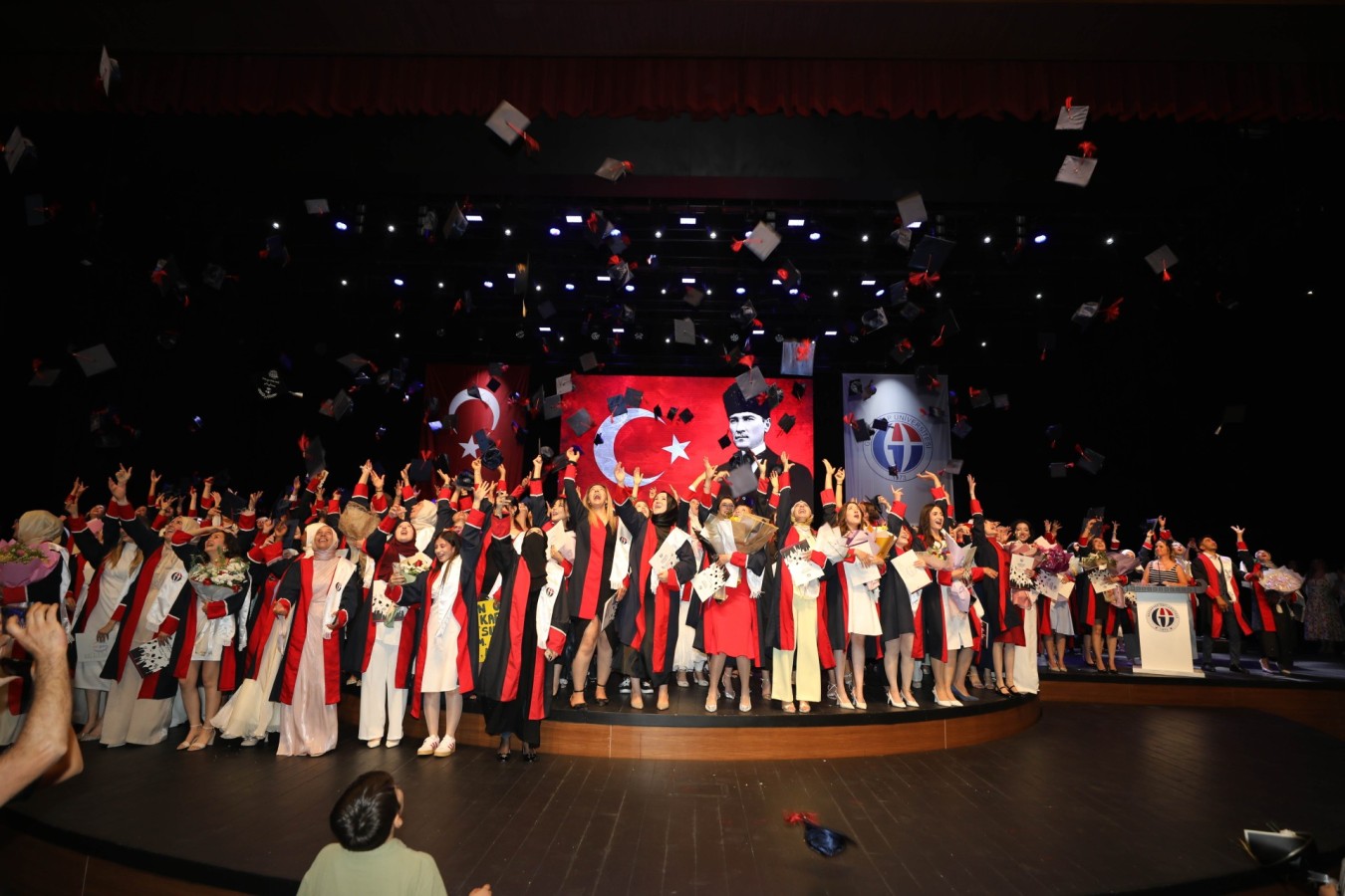 Fen Edebiyat Fakültesi mezunlarını uğurladı