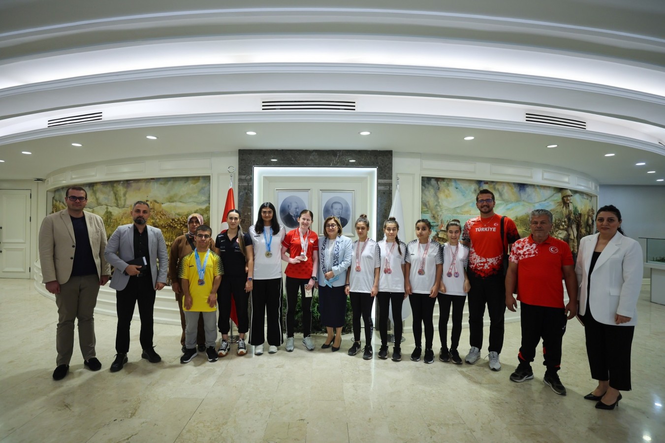 Başarılı sporcular Fatma Şahin’le buluştu
