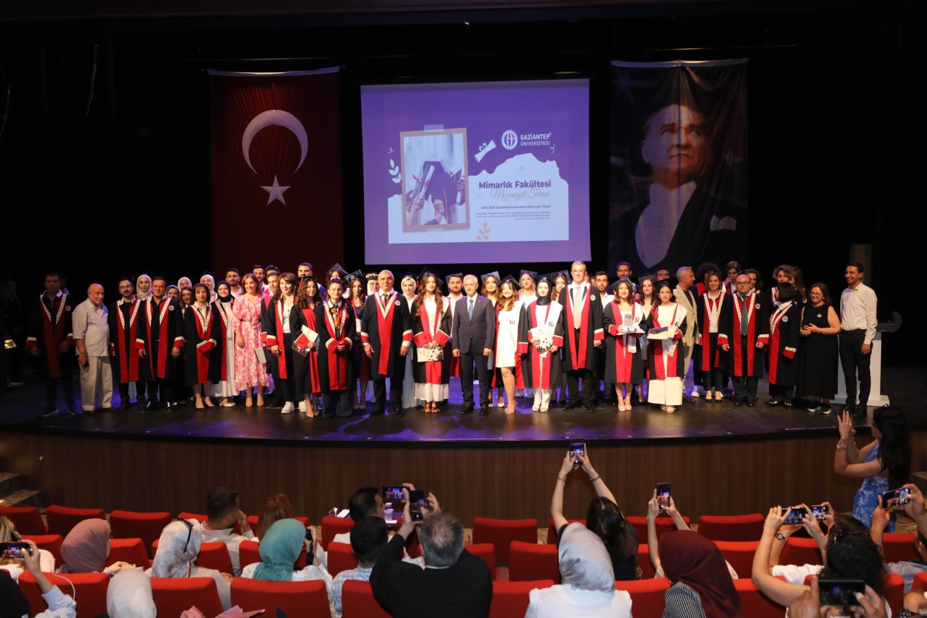 Genç mimarların mezuniyet sevinci