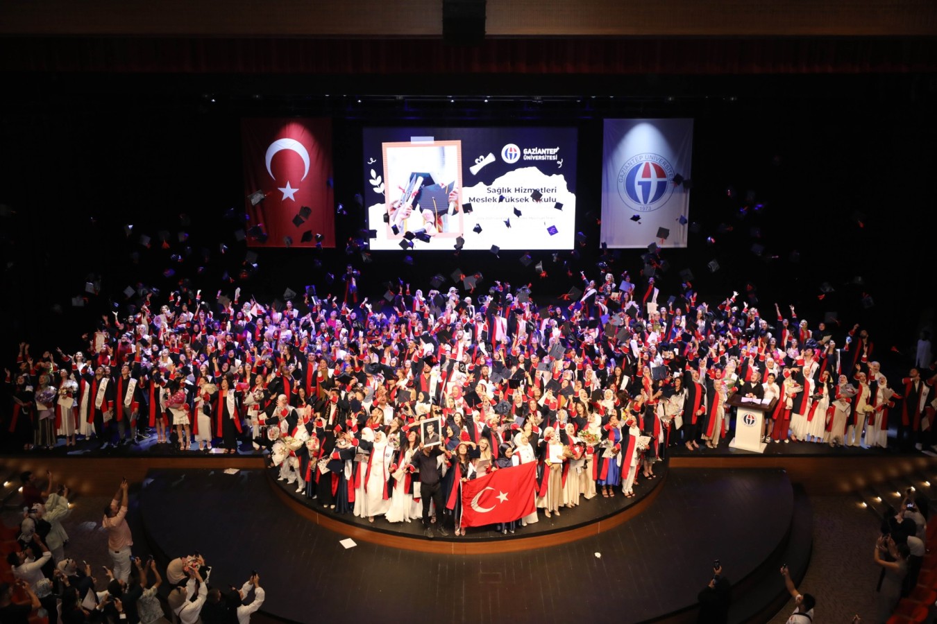 Sağlık Hizmetleri MYO mezunlarını uğurladı;