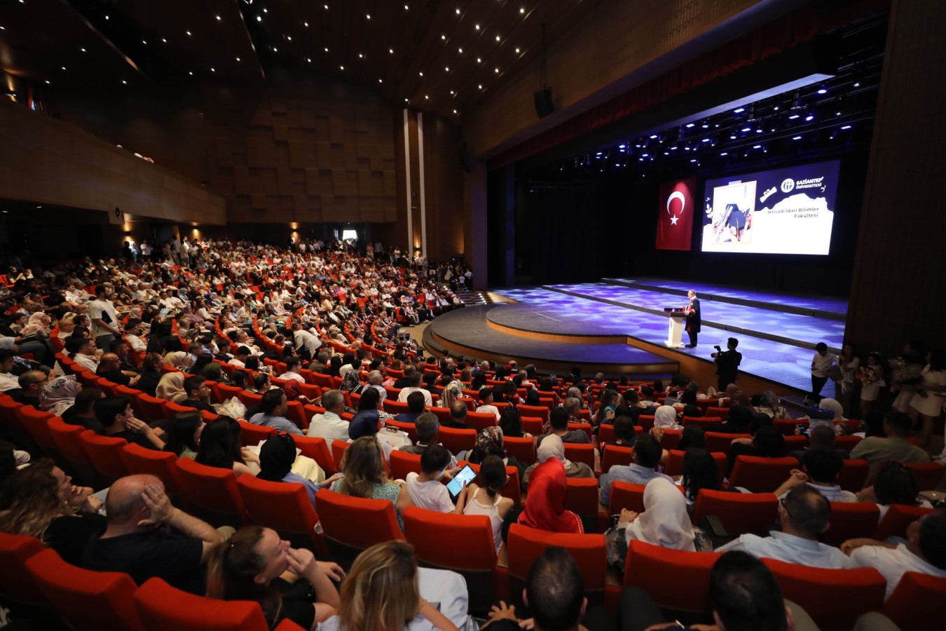 İktisadi ve İdari Bilimler Fakültesinde mezuniyet töreni;