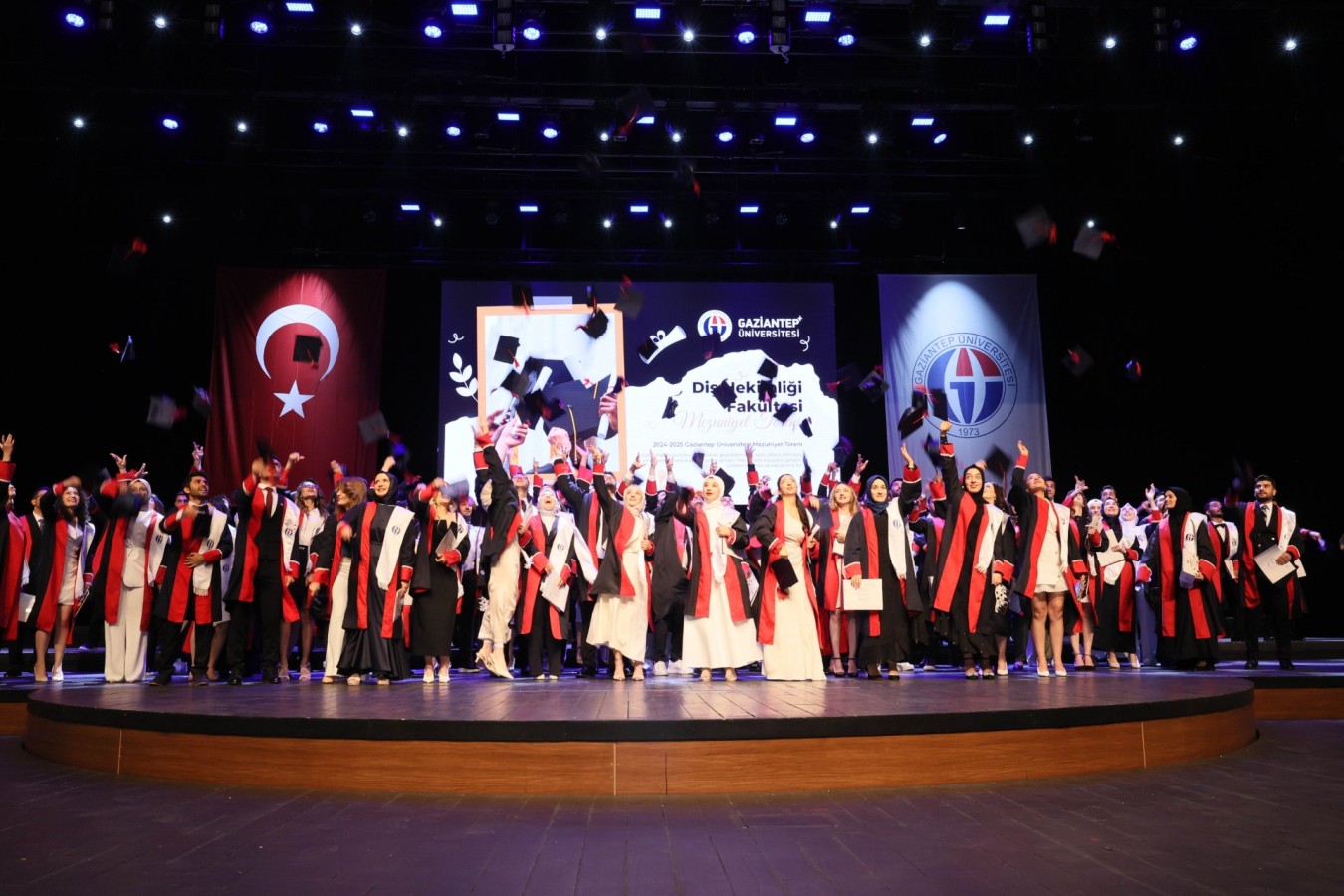 Diş Hekimliği mezunları kep attı;