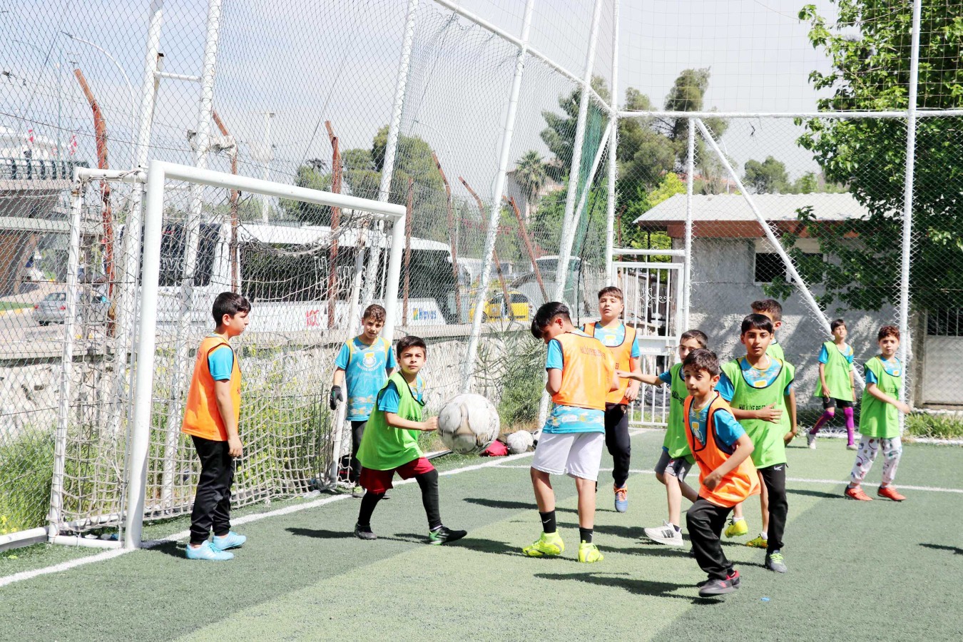 Futbol Okulunda genç yetenekler yetişiyor;