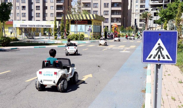 Minikler hem sürücü oldu hem kuralları öğrendi
