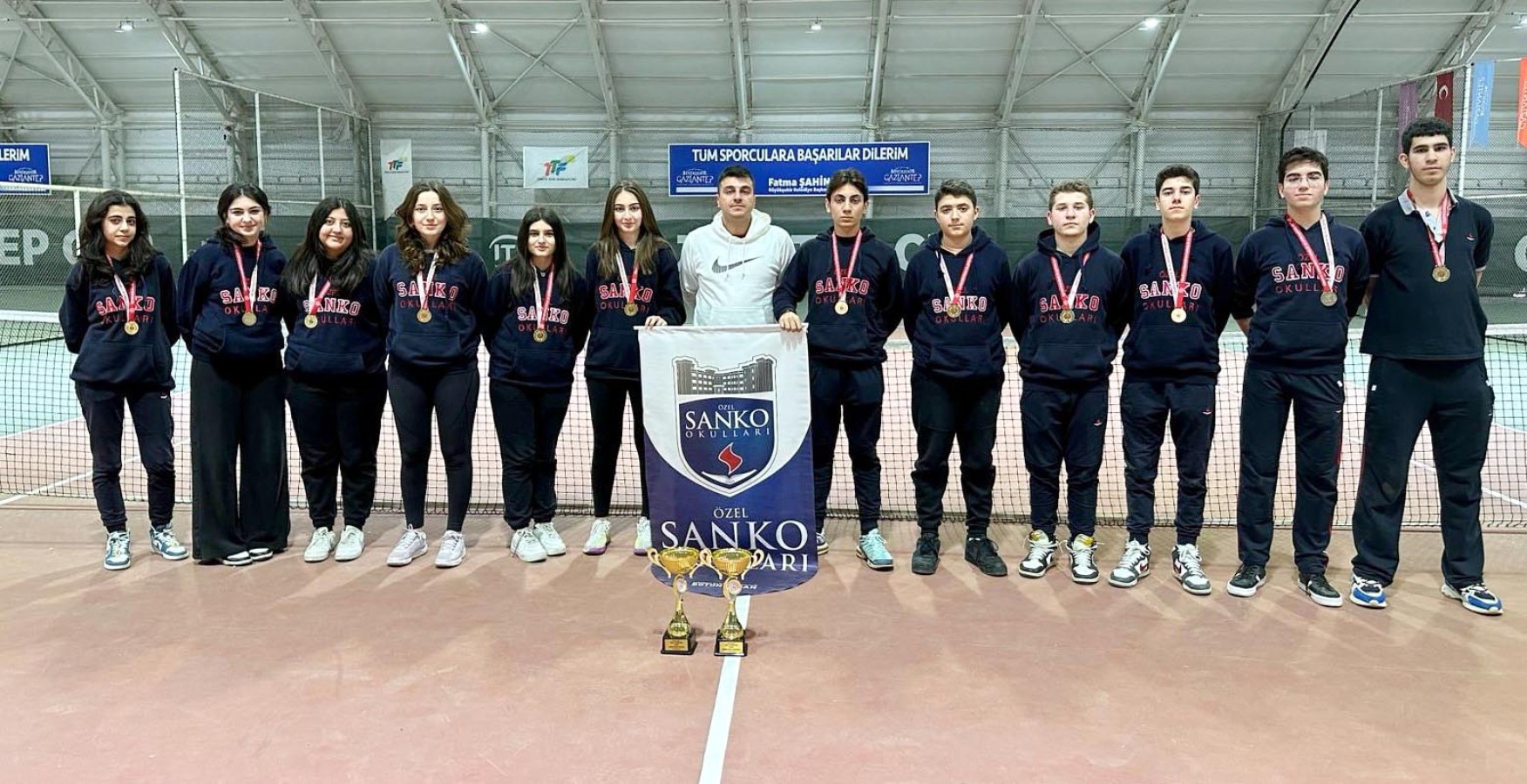 Sanko okulları öğrencileri teniste birincisi oldu;