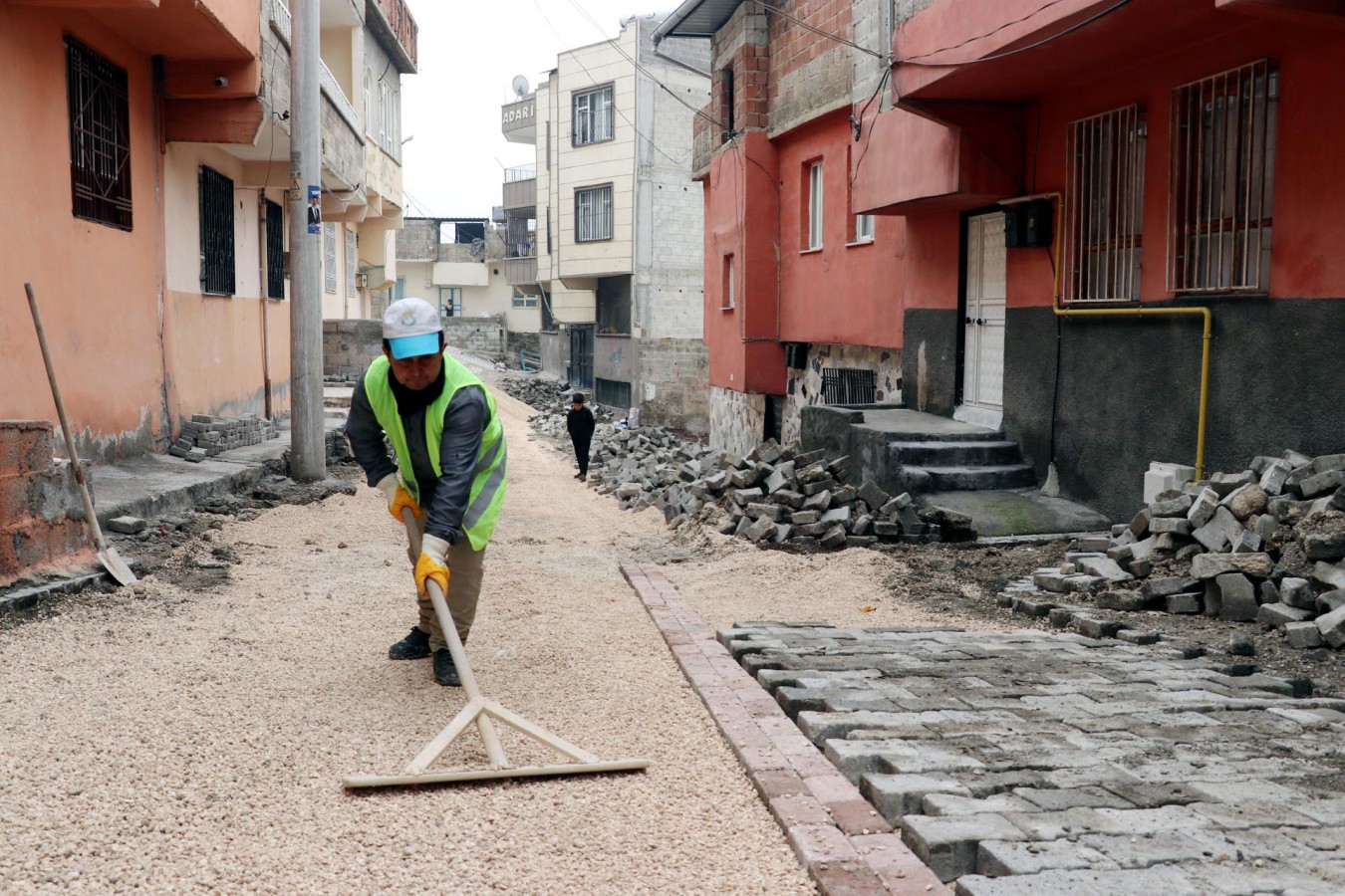 Kilitli parke döşeme ile sokaklar yenileniyor;