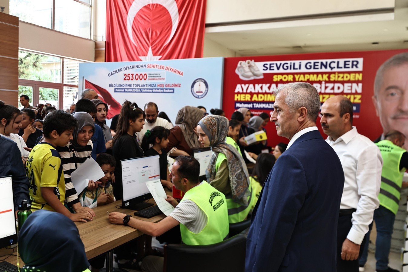 Şahinbey belediyesinden öğrencilere karne hediyesi;