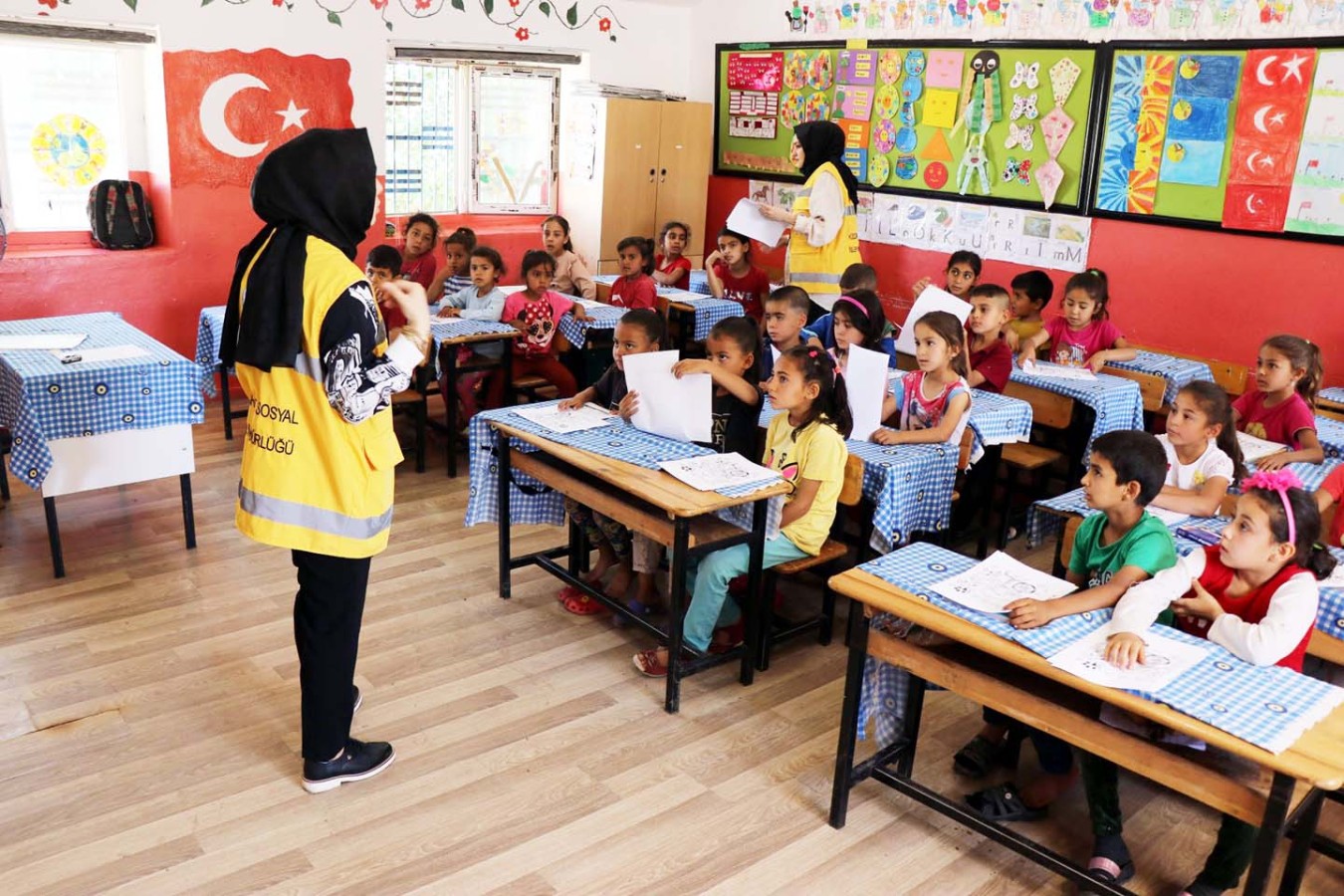 Psikologlar öğrencilerin yanında;
