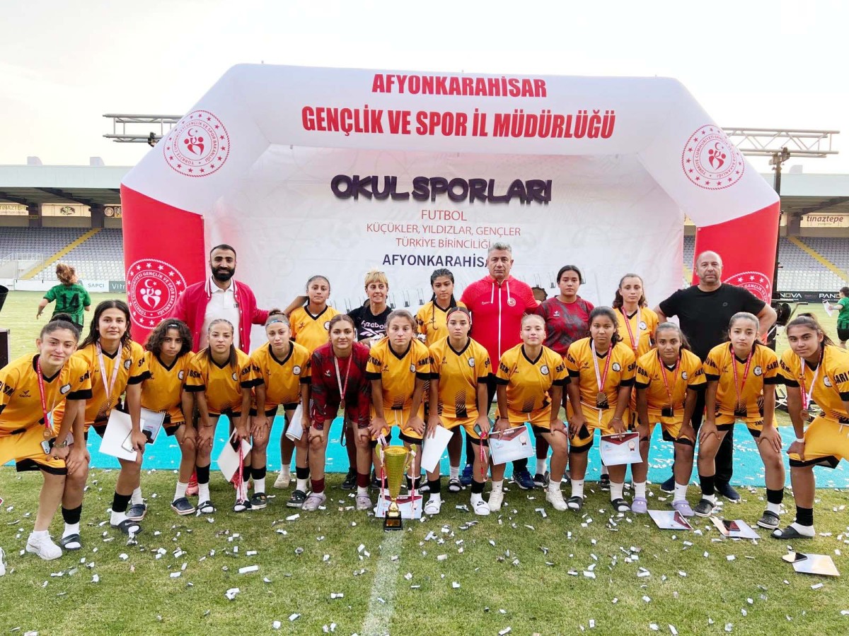 Adil Sani Konukoğlu Spor Lisesi kadın ve erkek futbol takımlarından Türkiye derecesi