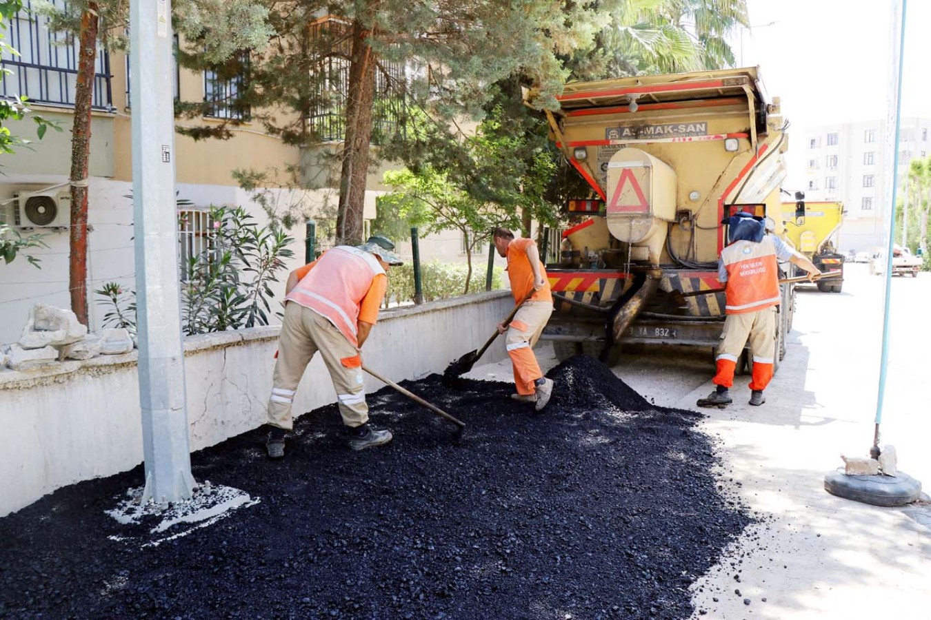 Mahallelerde sıcak asfalt çalışması;