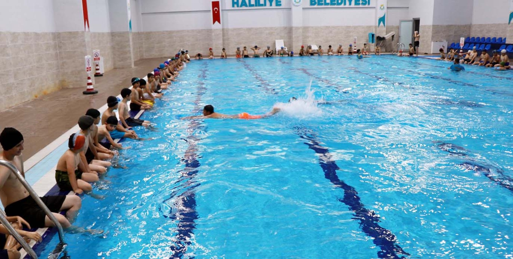 Çocuklara yaz tatilinde ücretsiz yüzme eğitimi;