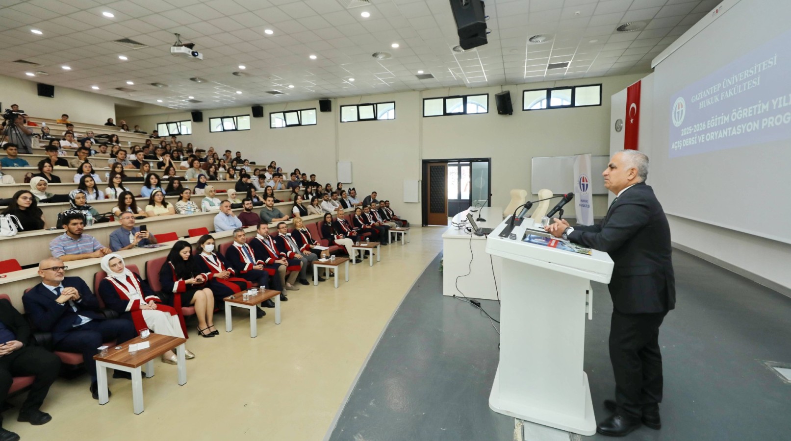 Geleceğin hukukçularına ilk ders Rektörden