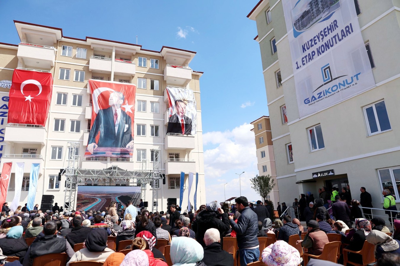 Kuzeyşehir’de hak sahiplerinin anahtarları teslim edildi;