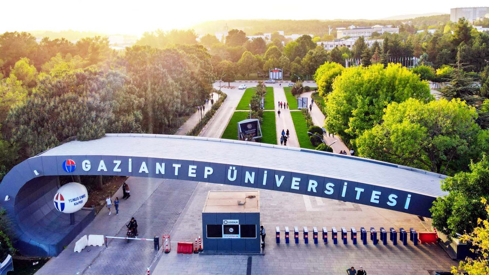Üniversitede bahar şenliği coşkusu;