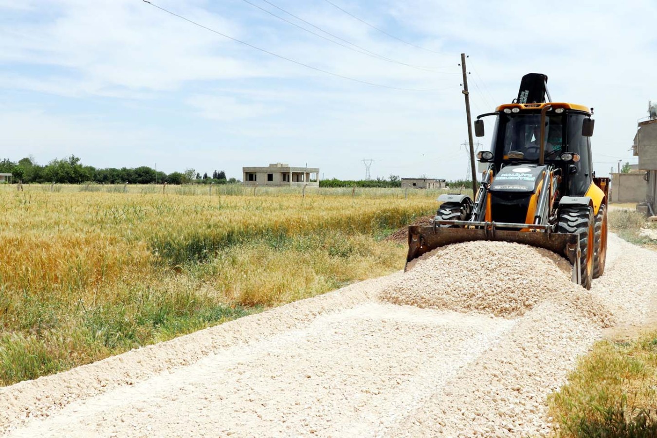 Kırsal mahallelerde üstyapı çalışmaları aralıksız sürüyor;